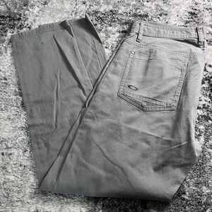 Oakley Men's Chino Pants Gray‎ Men's Size 38W x 32L Regular Fit